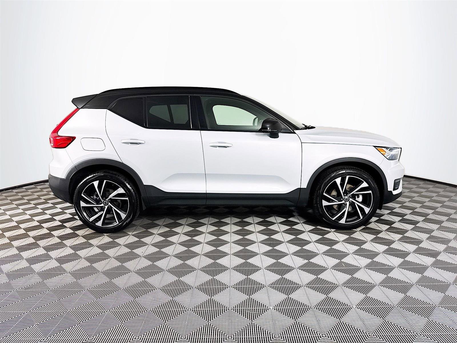 2021 Volvo XC40 T5 R-Design photo 4