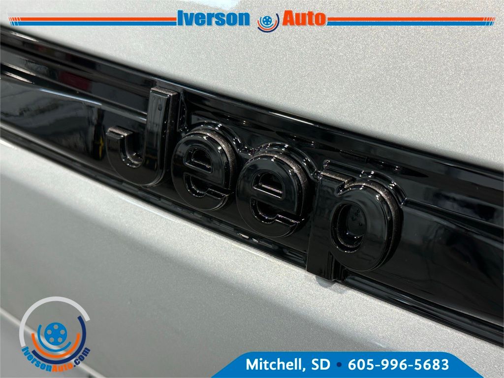 2025 Jeep Grand Cherokee Limited photo 2