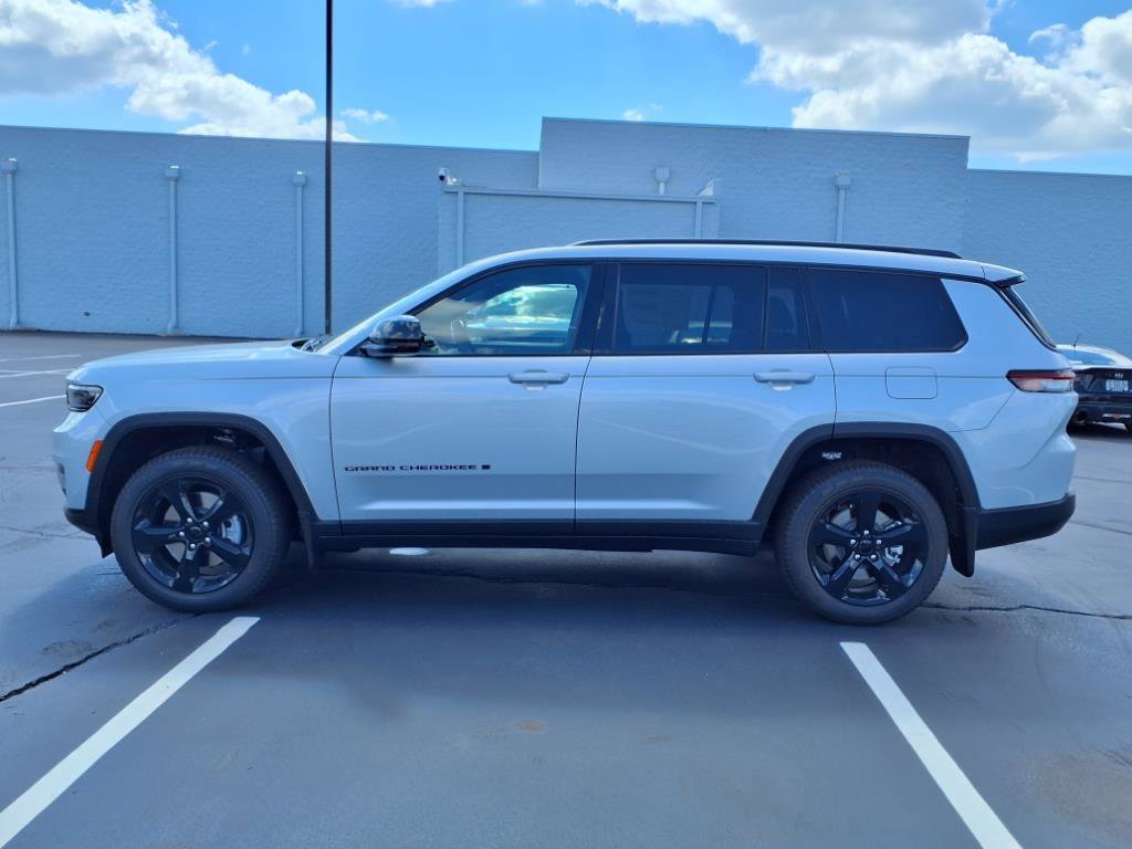 2025 Jeep Grand Cherokee Limited photo 2