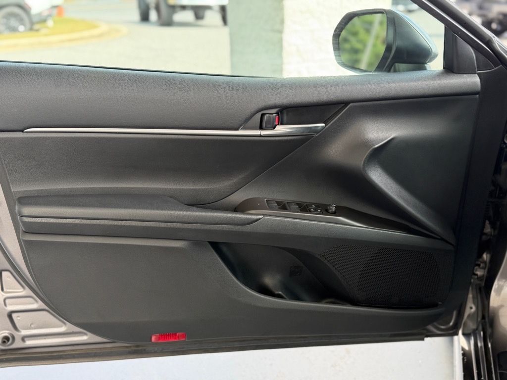 2022 Toyota Camry SE photo 8