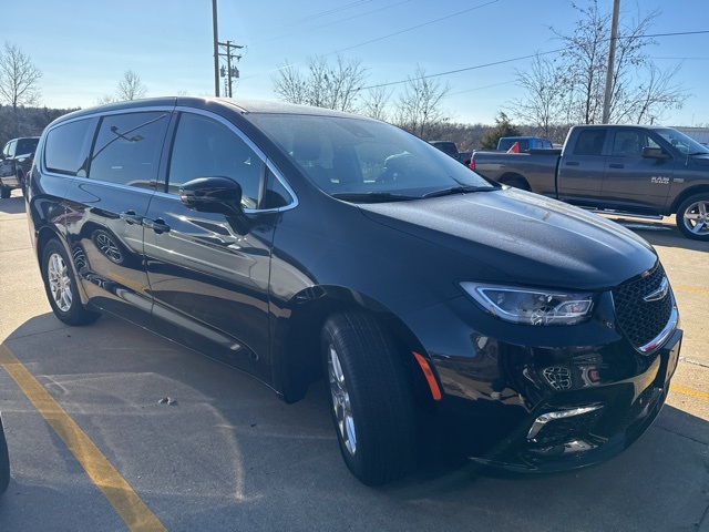 2026 Chrysler Pacifica Select's photo