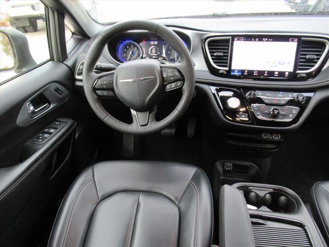 2023 Chrysler Pacifica Touring L photo 13