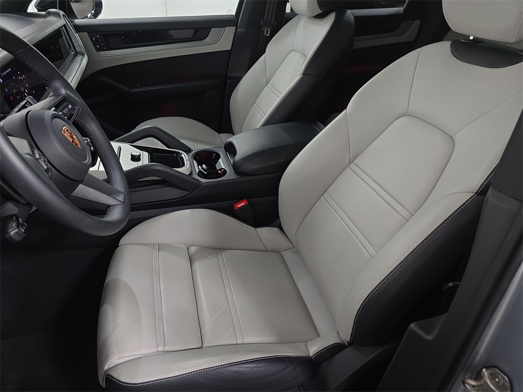 2025 Porsche Cayenne photo 4