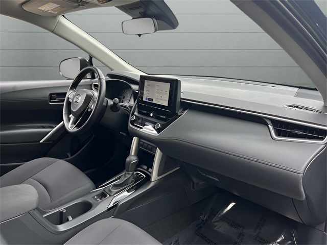 2024 Toyota Corolla Cross LE photo 29