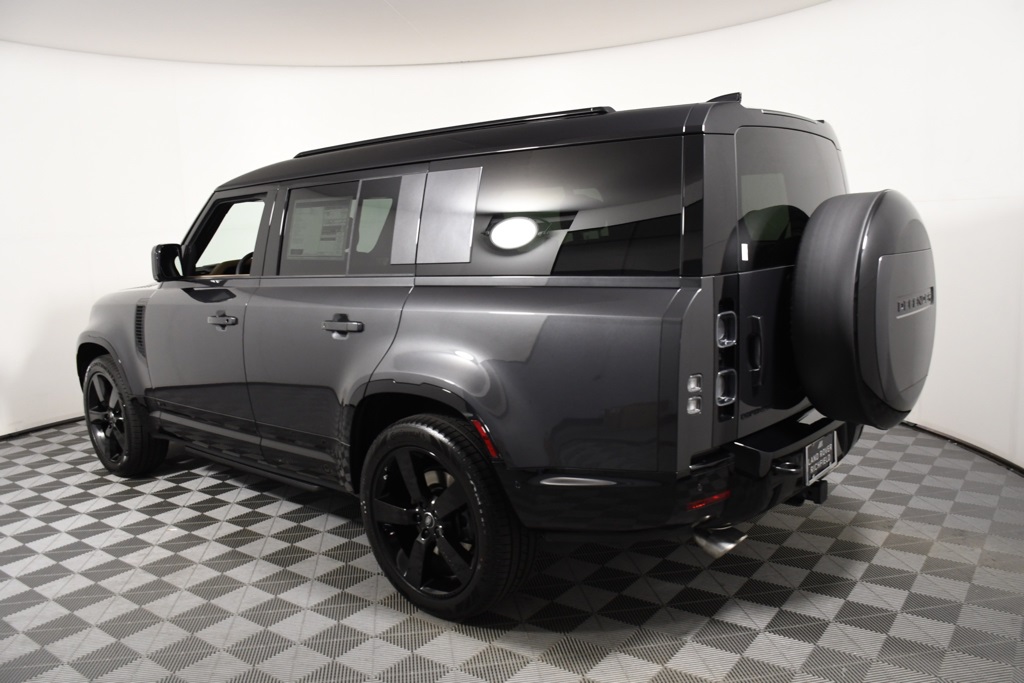 2025 Land Rover Defender 130 V8 photo 3