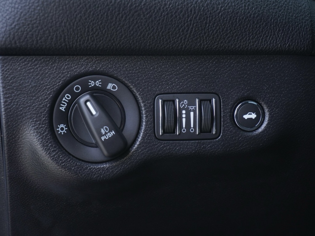 2023 Dodge Challenger SXT photo 8