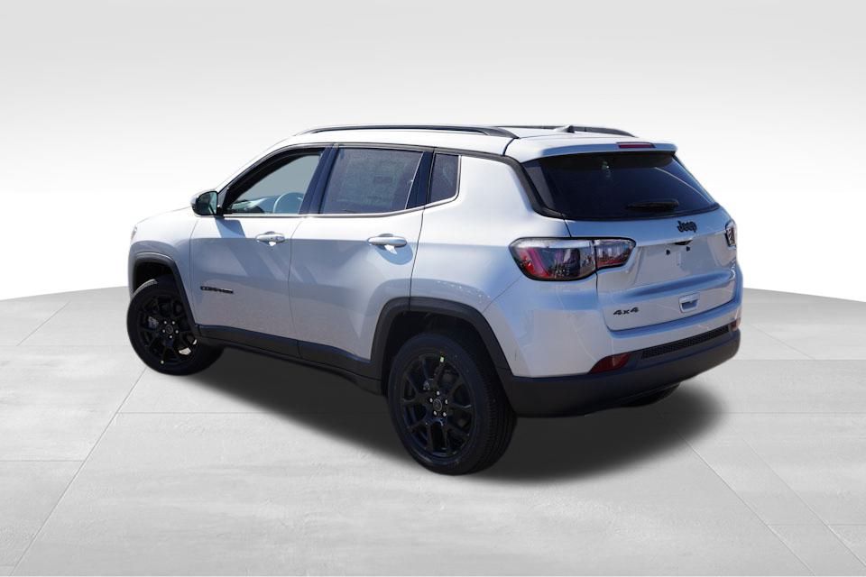 2025 Jeep Compass Latitude photo 2