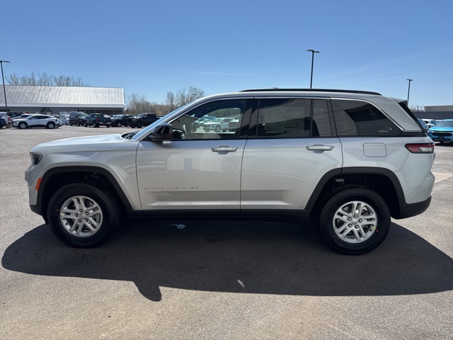 2025 Jeep Grand Cherokee Laredo photo 4