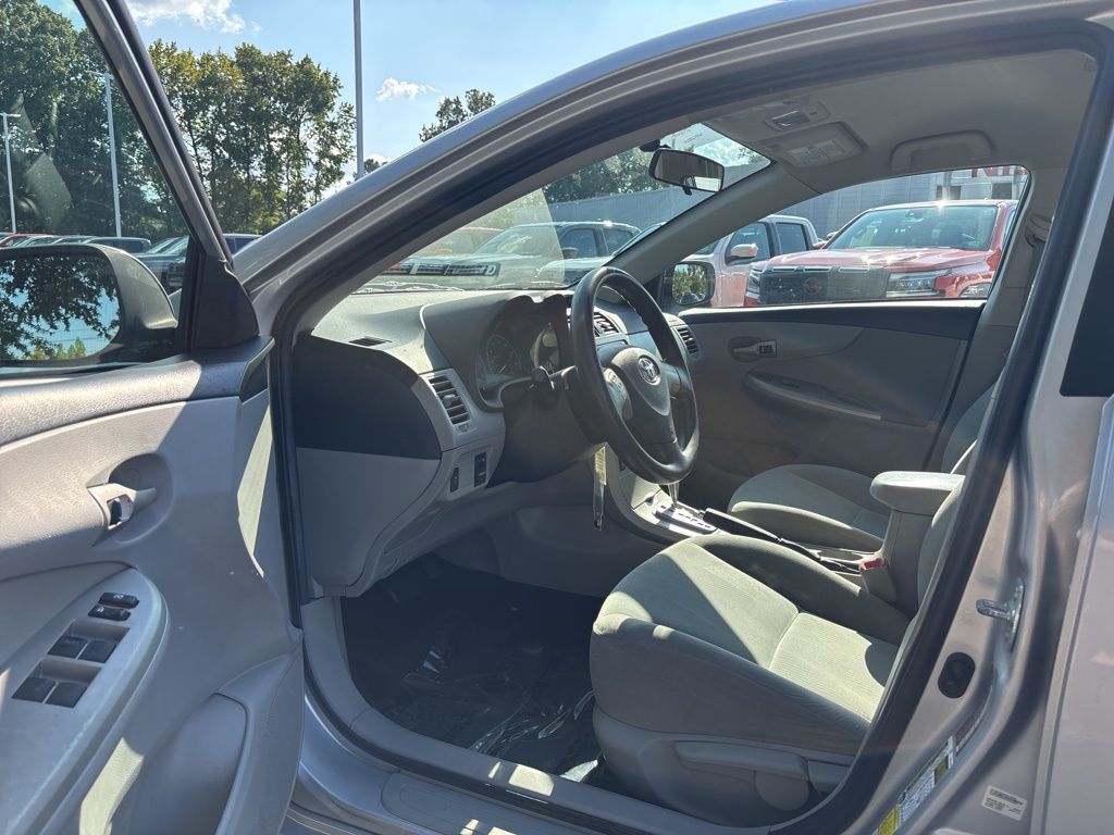 2012 Toyota Corolla LE photo 2