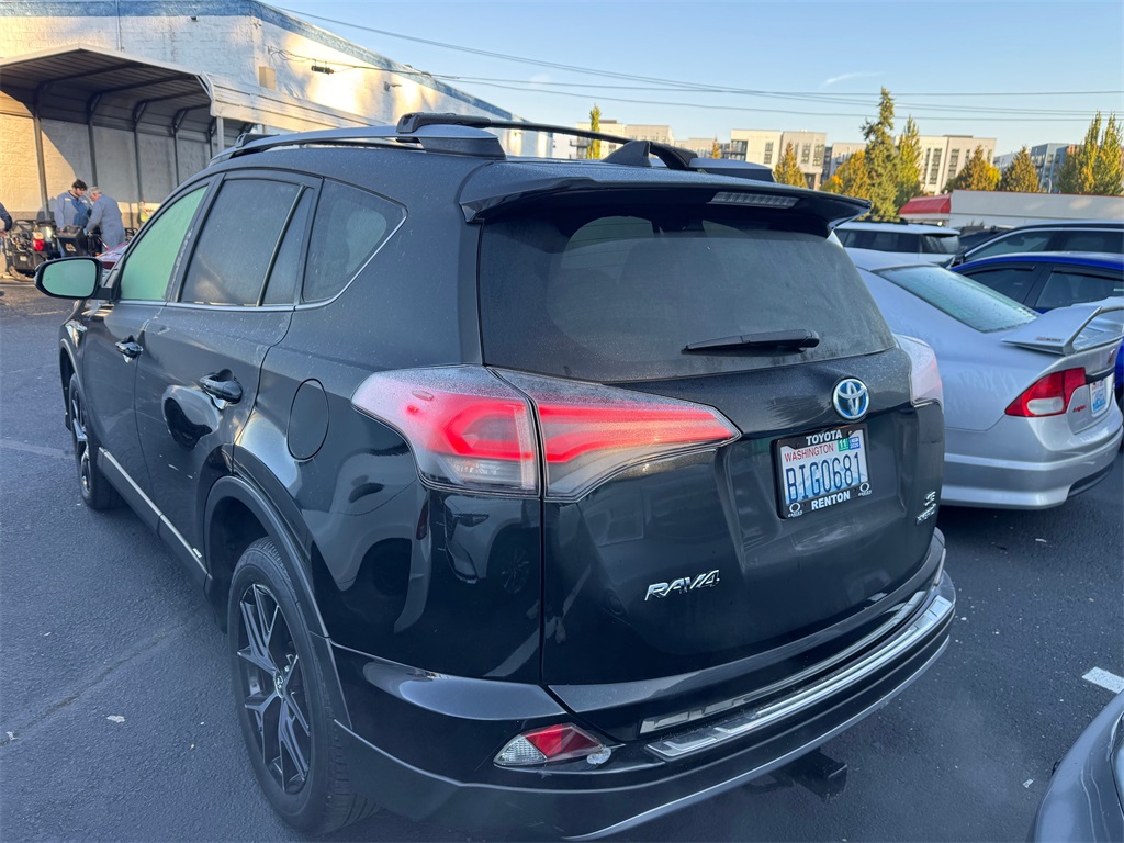 2018 Toyota RAV4 Hybrid SE photo 2