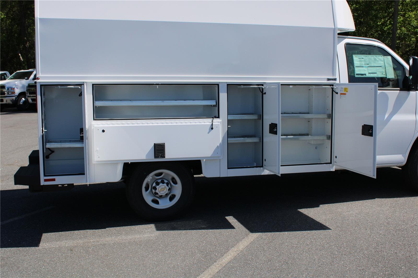 2024 Chevrolet Express Cutaway 3500 photo 4