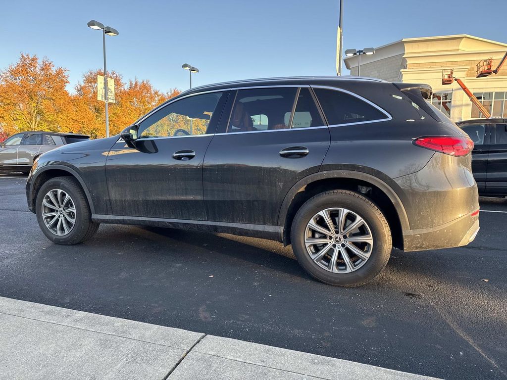 2025 Mercedes Benz GLC 300 4MATIC photo 2