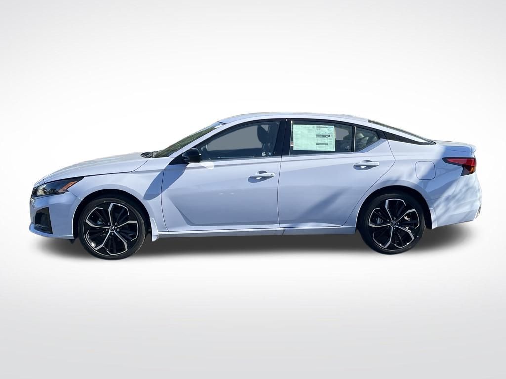 2025 Nissan Altima 2.5 SR photo 2
