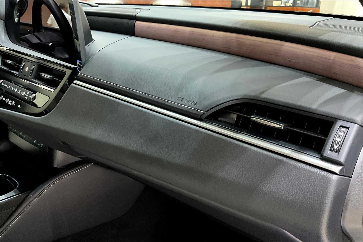 2025 Lexus ES 300h photo 16