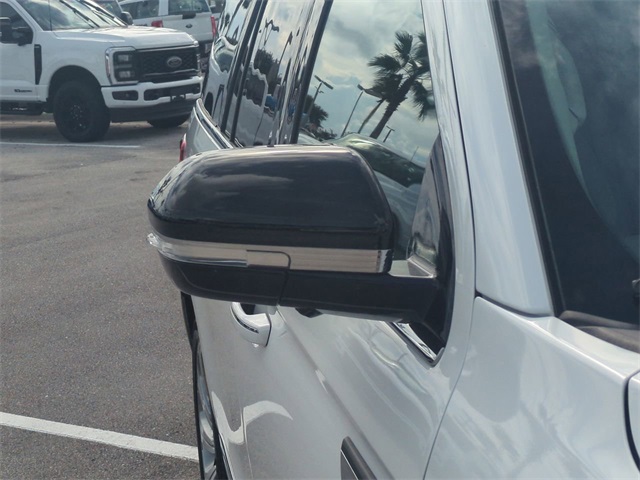 2023 Lincoln Navigator Standard photo 12