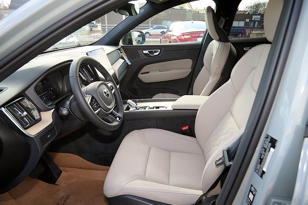 2026 VOLVO XC60 - Image 13