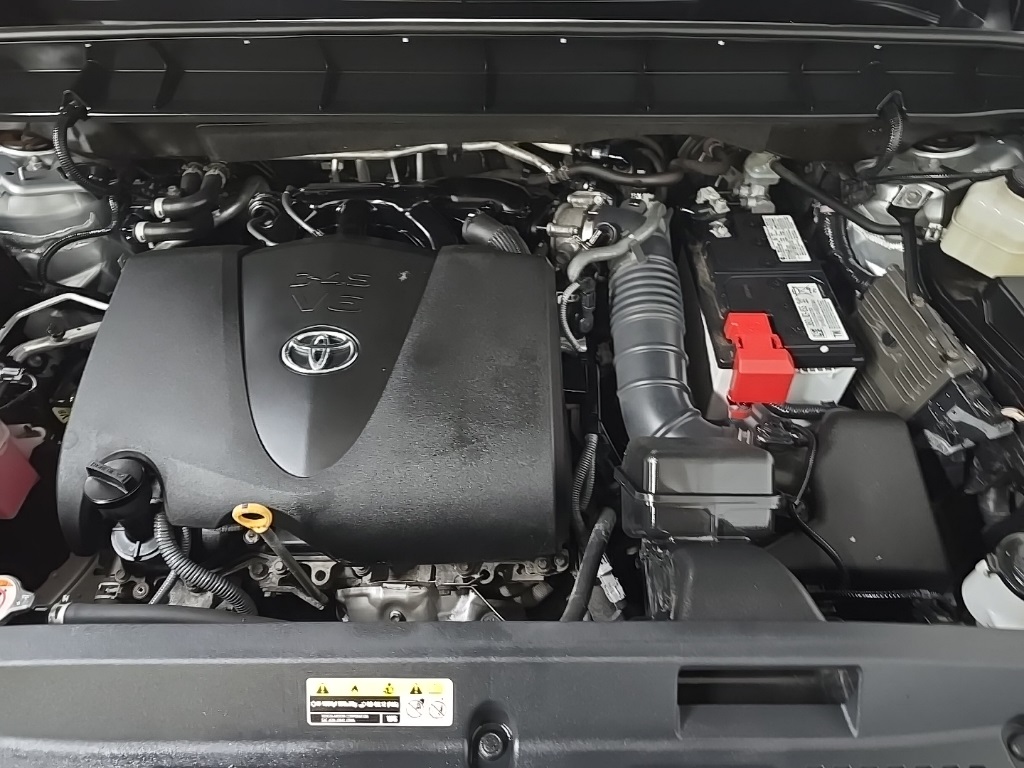 2022 Toyota Highlander LE photo 12