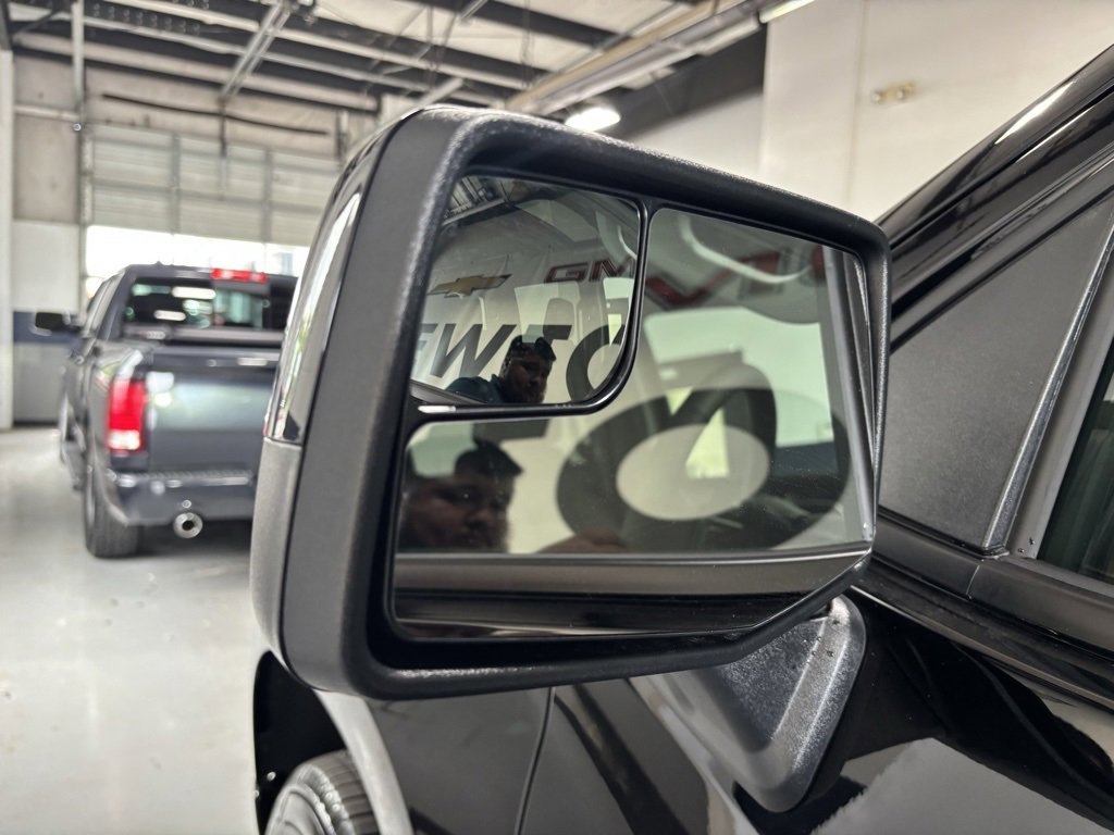 2025 Chevrolet Silverado 1500 RST photo 3