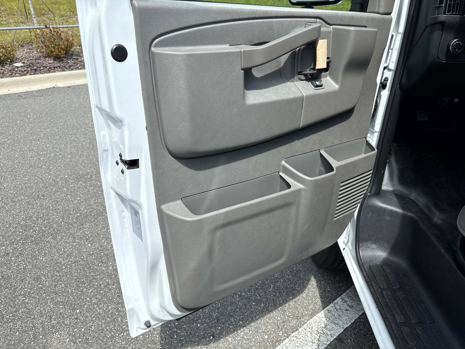 2025 Chevrolet Express Cutaway 3500 photo 13