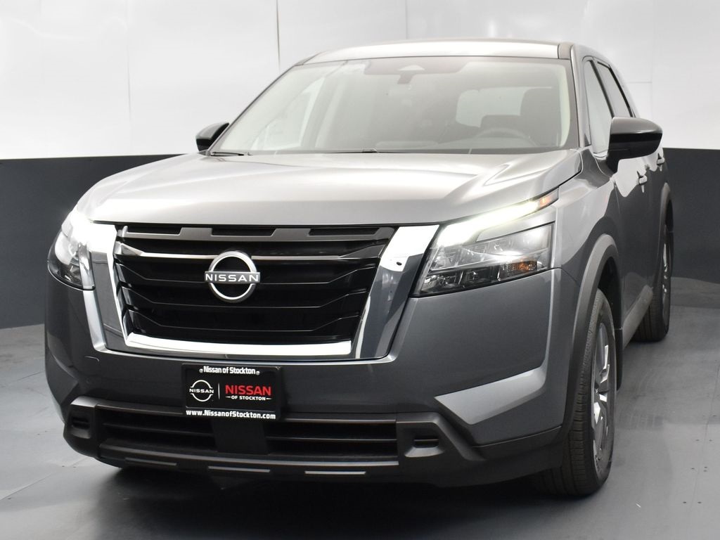 2025 Nissan Pathfinder S photo 3