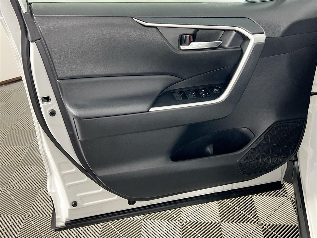 2024 Toyota RAV4 XLE photo 14