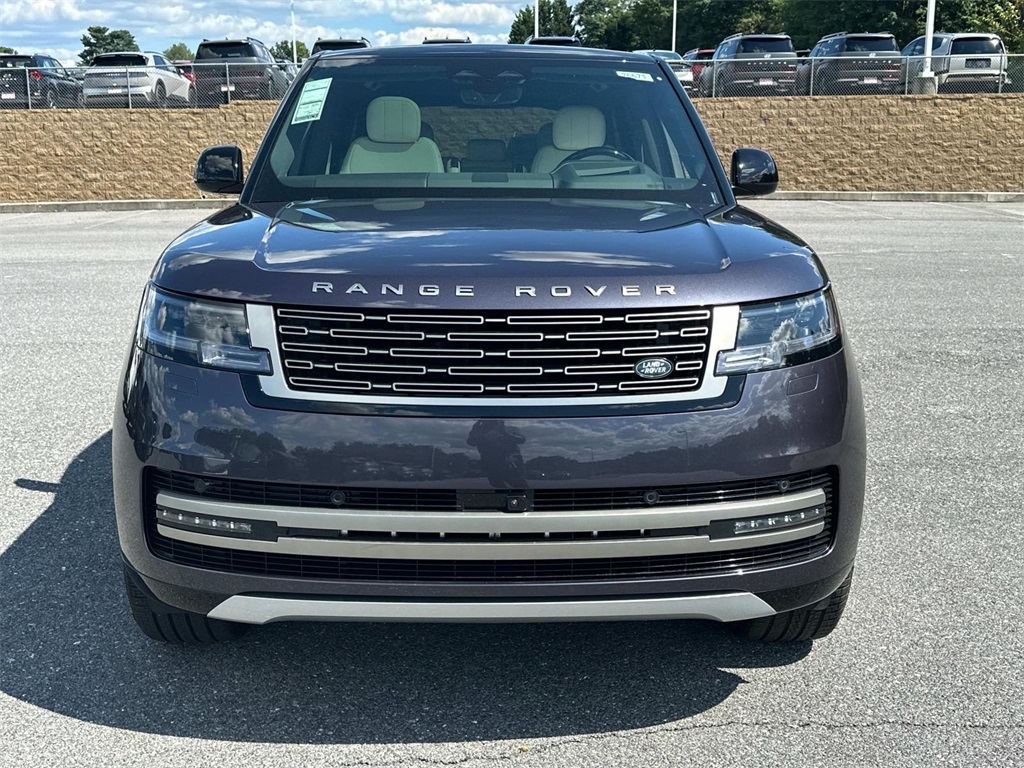 2025 Land Rover Range Rover SE photo 9