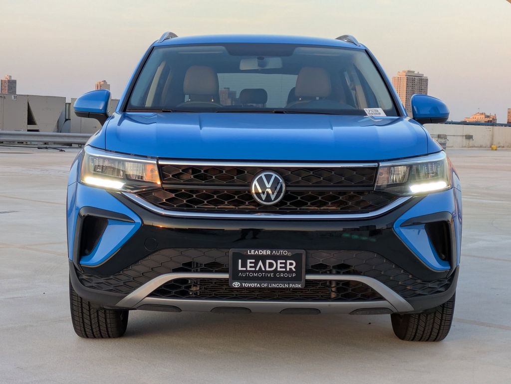 2022 Volkswagen Taos SE photo 2