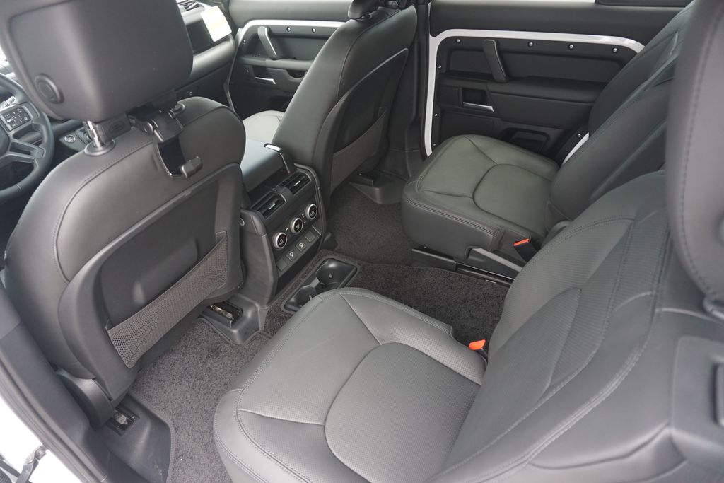 2025 Land Rover Defender 130 X-Dynamic SE photo 28