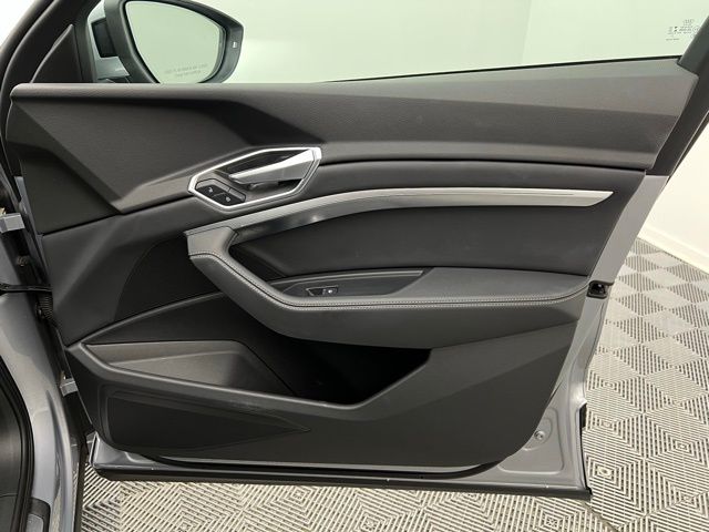 2022 Audi e-tron Premium Plus photo 14