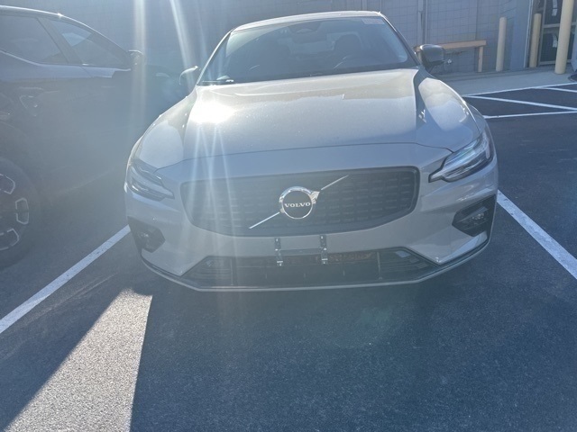 2025 Volvo S60 B5 Core photo 4