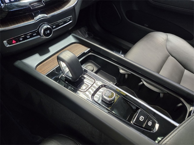 2023 Volvo XC60 B5 Plus photo 34