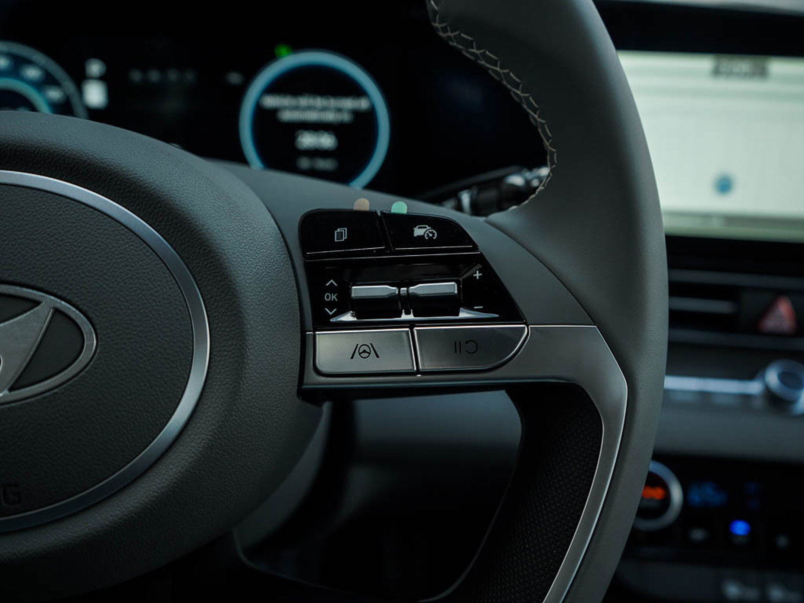 2025 Hyundai Elantra Hybrid SEL Sport photo 18