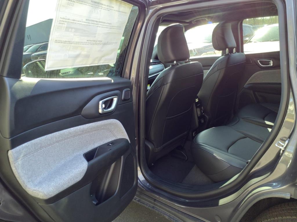 2024 Jeep Compass Latitude Lux photo 14