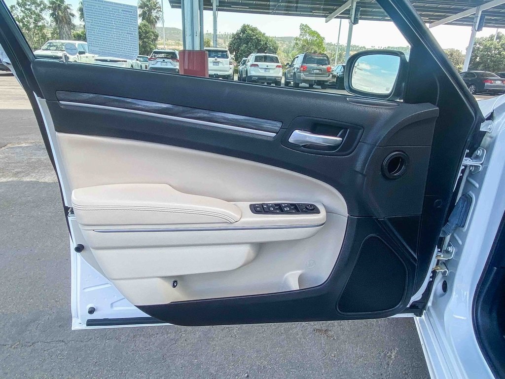 2021 Chrysler 300 Touring photo 17