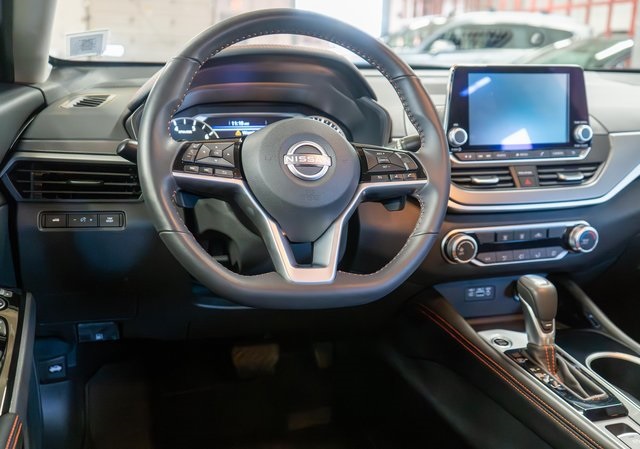 2025 Nissan Altima 2.5 SR photo 4