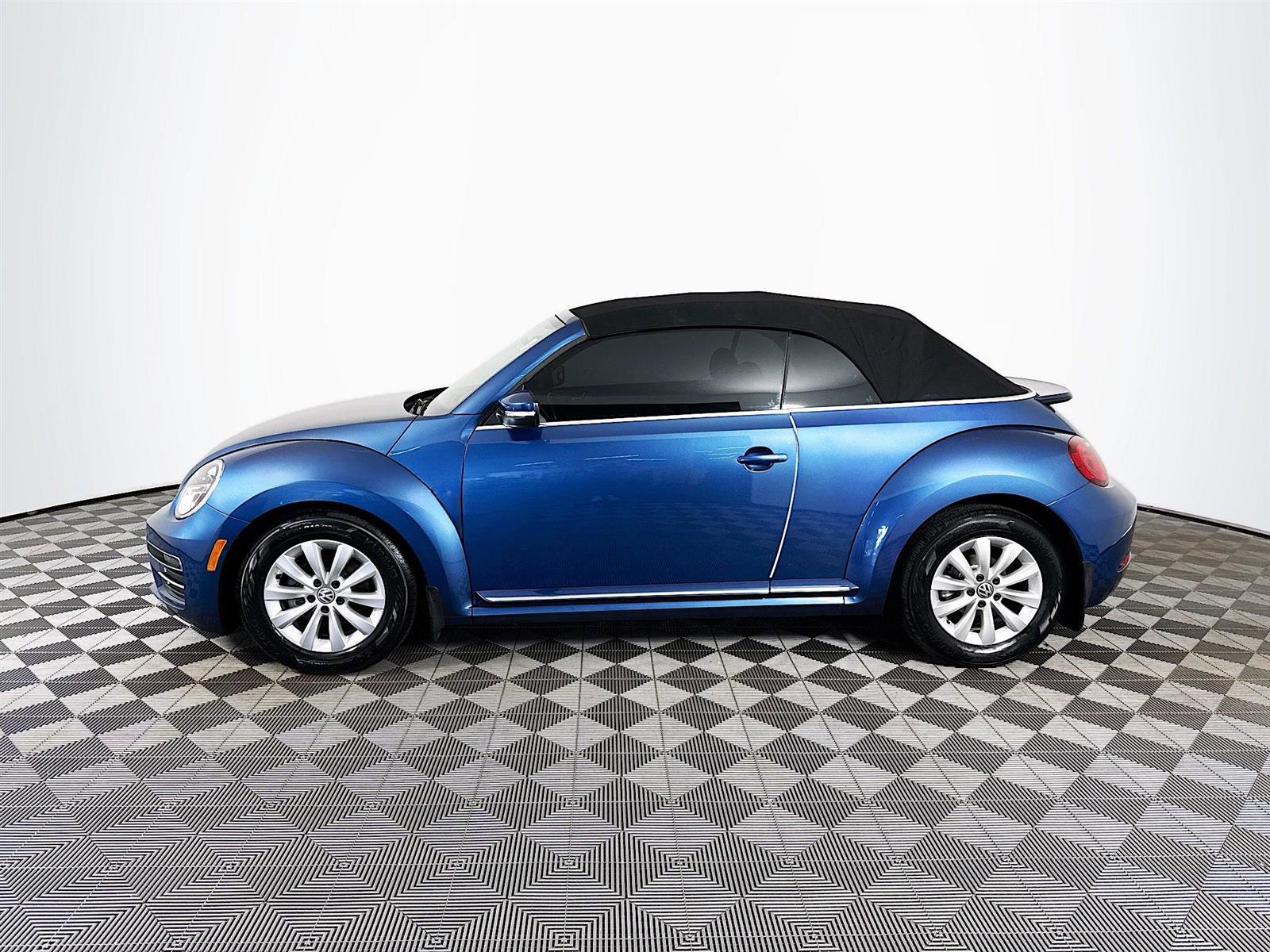 2019 Volkswagen Beetle Convertible S photo 3