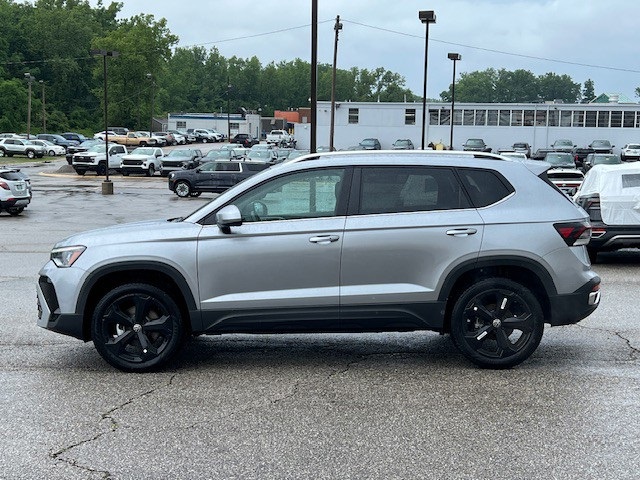 2025 Volkswagen Taos SEL photo 7