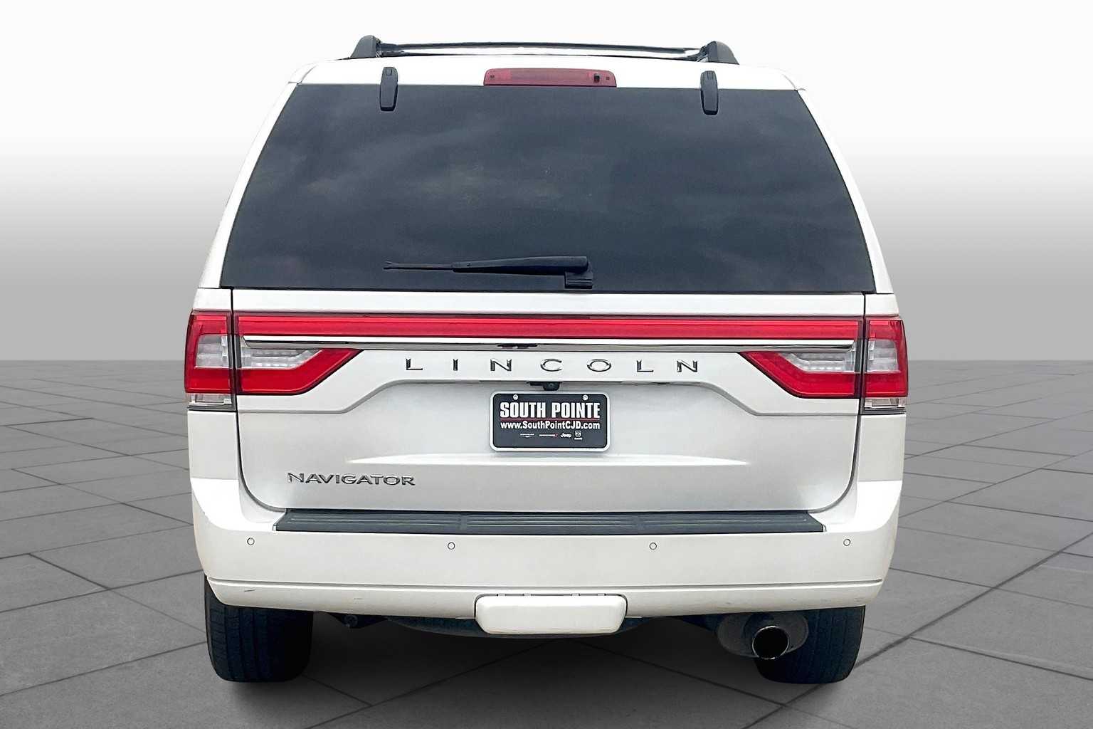 2017 Lincoln Navigator Select photo 4