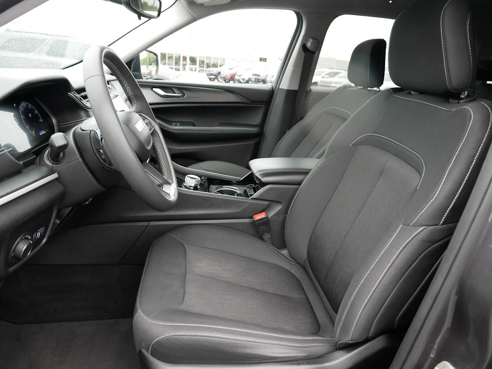 2023 Jeep Grand Cherokee Laredo photo 11