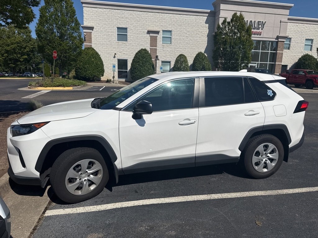 2022 Toyota RAV4 LE photo 5