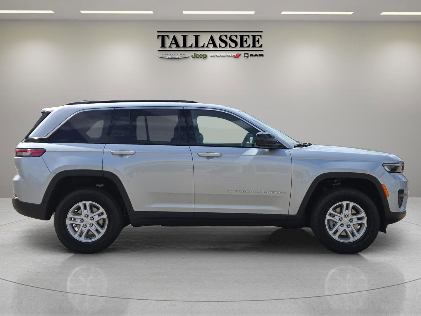2025 Jeep Grand Cherokee Laredo photo 3