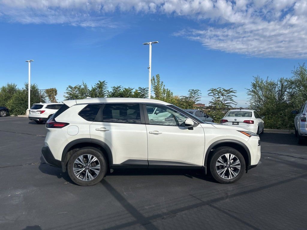 2022 Nissan Rogue SV photo 3