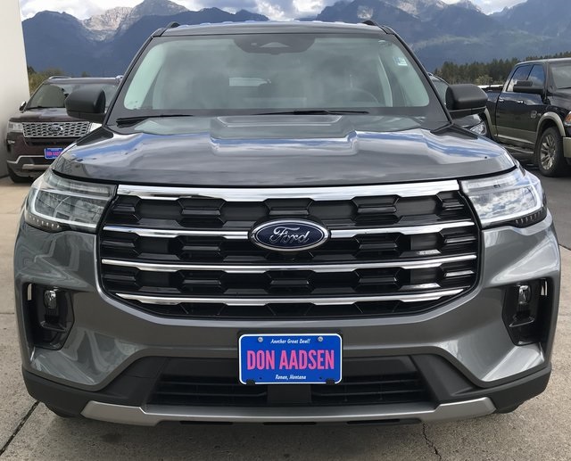 2025 Ford Explorer photo 2