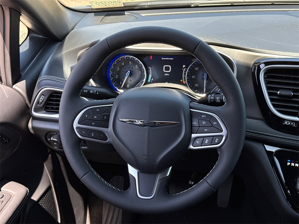 2025 Chrysler Pacifica photo 24