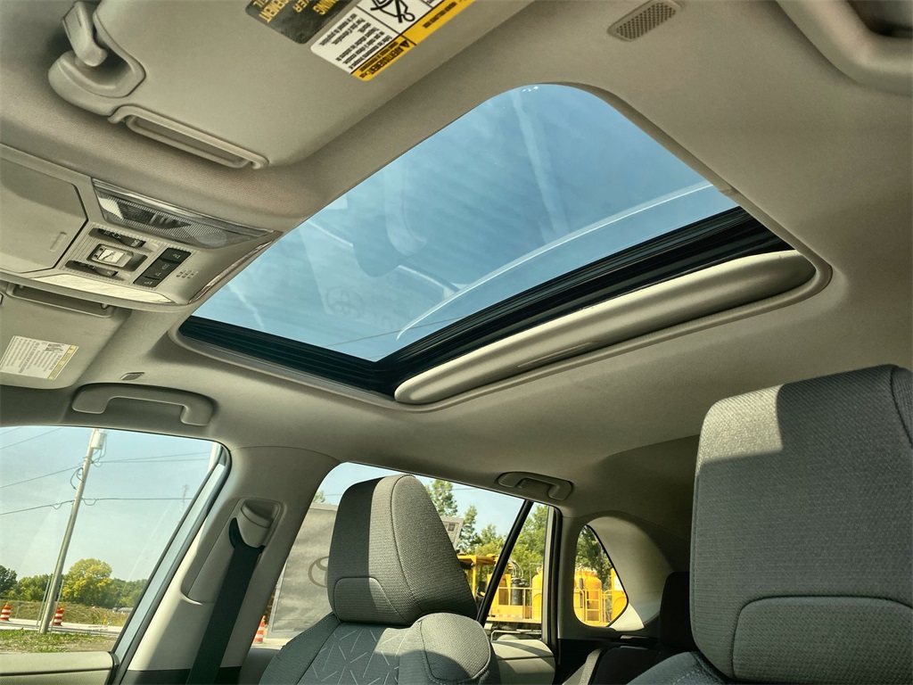 2025 Toyota RAV4 Hybrid XLE photo 16