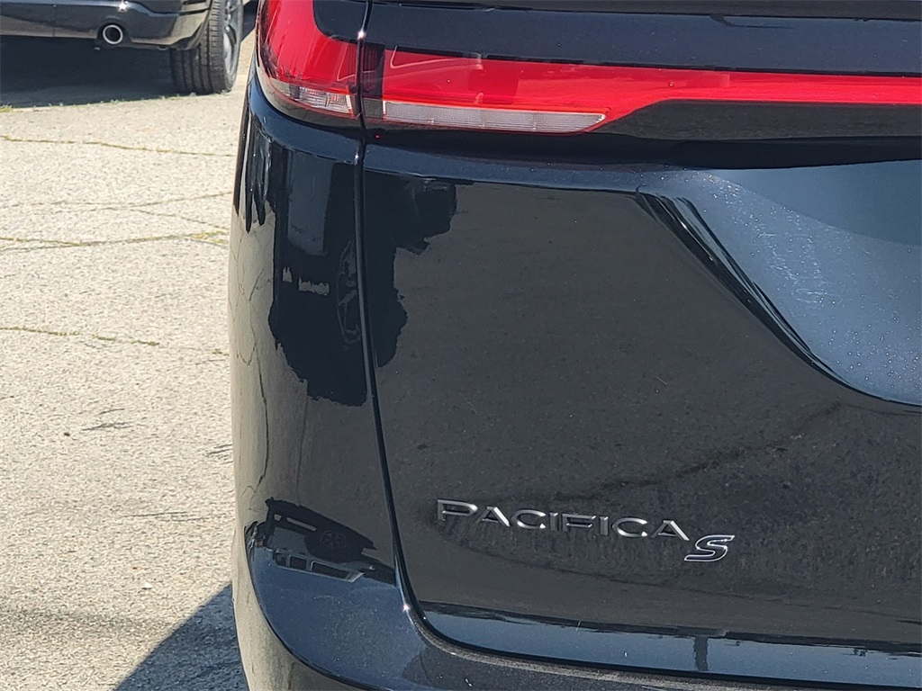 2024 Chrysler Pacifica Touring L photo 6