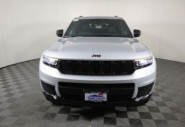 2025 Jeep Grand Cherokee Laredo Altitude photo 3