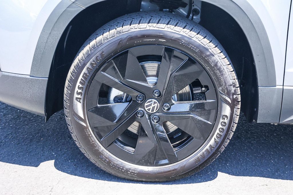 2025 Volkswagen Taos SE photo 4