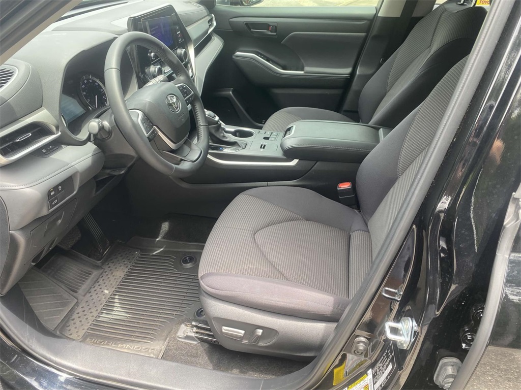 2024 Toyota Highlander LE photo 9