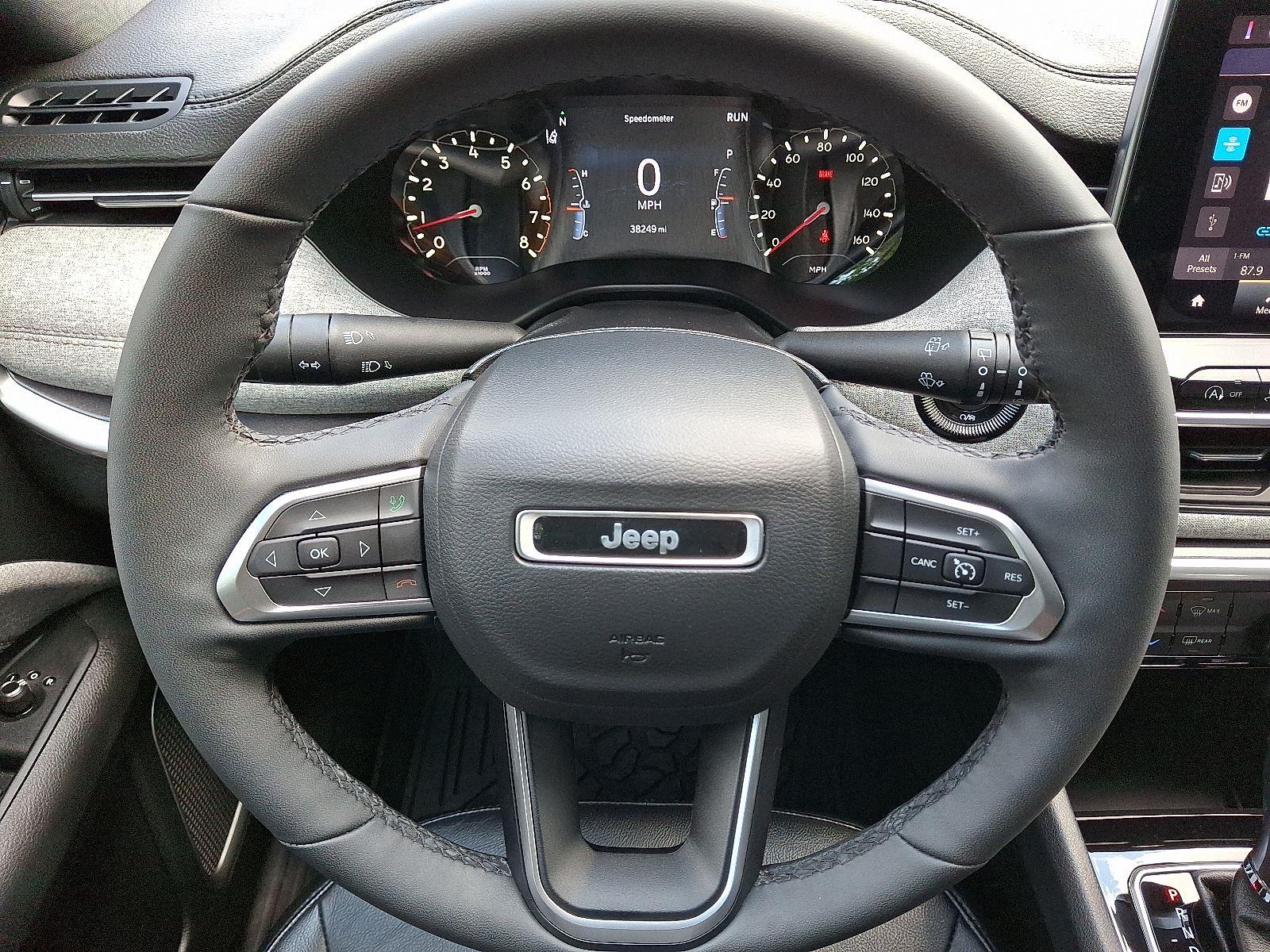 2023 Jeep Compass Latitude Lux photo 16